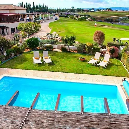 In Sleeps 6 Includes Swimming Pool Air Con And Wifi 3 4