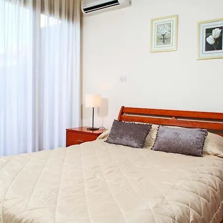 In Sleeps 6 Includes Swimming Pool Air Con And Wifi 3 4 Villa Kouklia