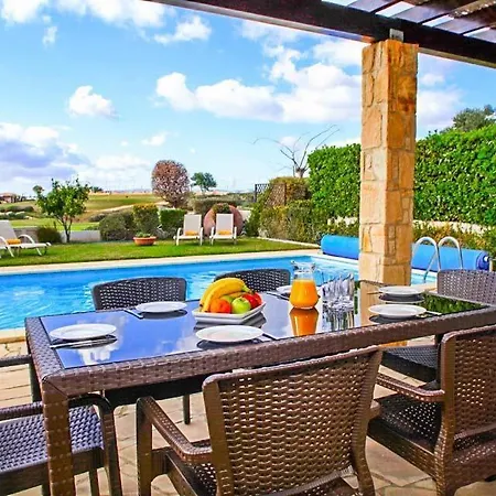 Villa In Sleeps 6 Includes Swimming Pool Air Con And Wifi 3 4